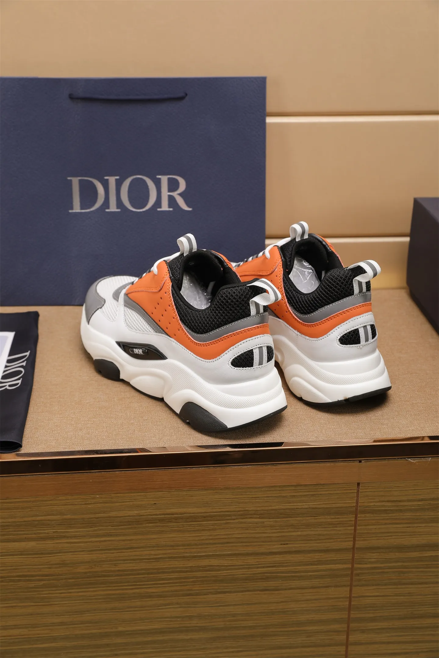 Factory price: 460💰Dior’s top version of D’s b22 men’s sports shoes. Inspired by retro running styles, the chunky low-top silhouette features gray calf leather and blue and white mesh fabric uppers, atop a black, white and blue engraved rubber sole. Nylon ribbon accents the blue mesh tongue and heel counter, and a "dio~" logo appears on the side. Pair it with a suit for a striking contrast and add a sportswear-chic edge to your look. The thick sole can be about 4cm~ Size: 38-45, [46, 47 customized]